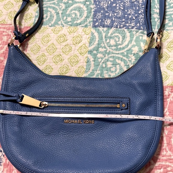 Micheal Kors cross body - Picture 6 of 9